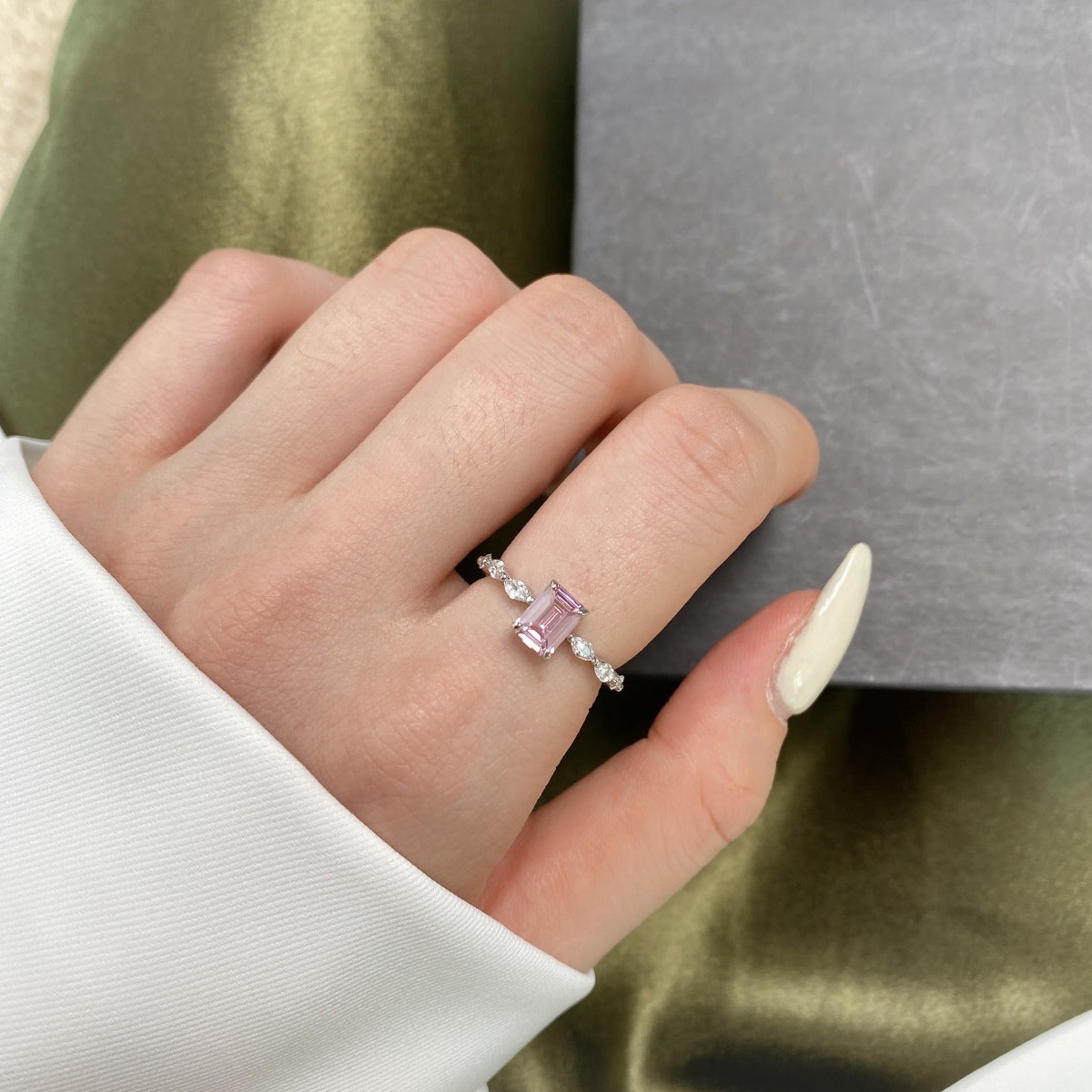 [Together]1.0 Carat Dainty Resplendent Radiant Cut Daily Ring