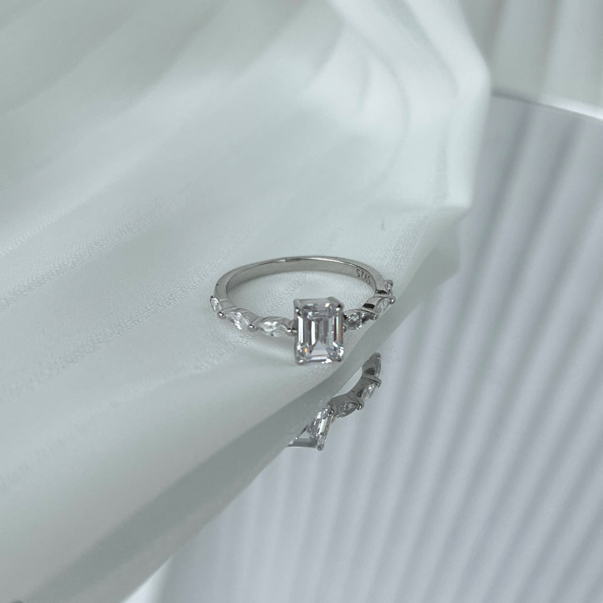 [Together]1.0 Carat Dainty Resplendent Radiant Cut Daily Ring